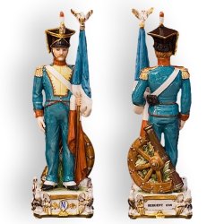 Статуэтка из фарфора Знаменосец