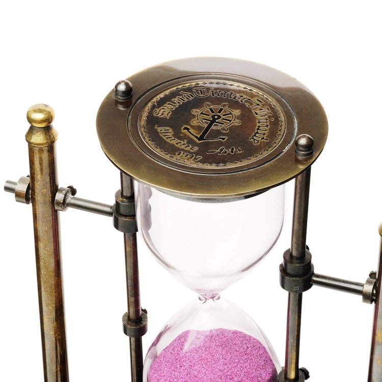 Песочные часы с компасом на латунном штурвале