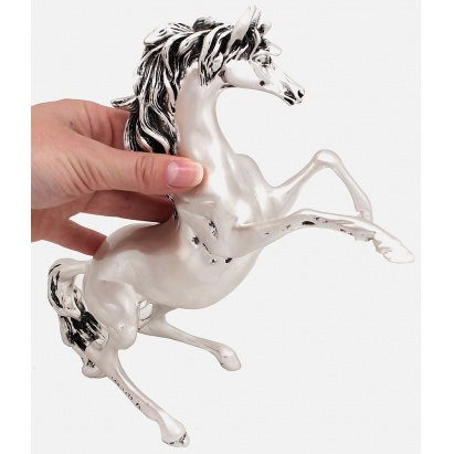 Статуэтка Навстречу удаче с матовым посеребрением Exetera Argenti 46-442747, вид в руках