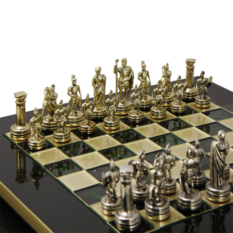 Шахматы Греко-Римский период, Зеленая доска Manopoulos MP-S-3-28-GRE, фотография золотых фигур на доске