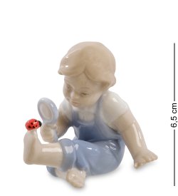 Статуэтка из фарфора Мальчик с Божьей коровкой