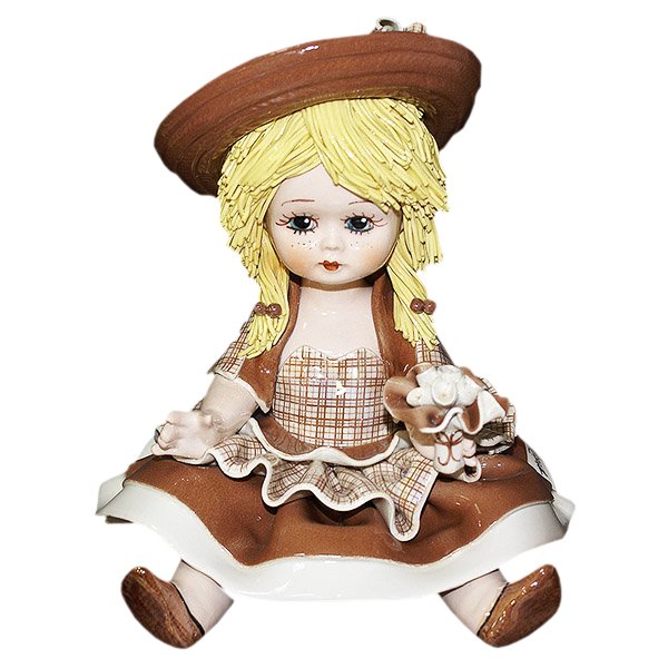 Статуэтка из фарфора Кукла сидящая с цветами
