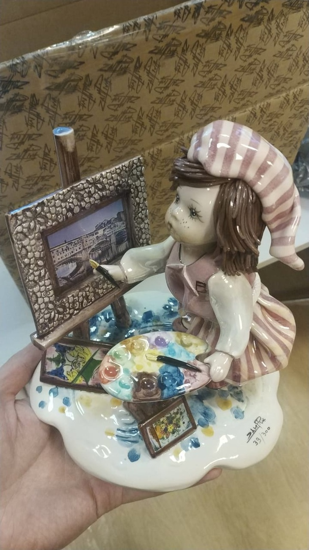 Статуэтка из фарфора Художница в лиловую полоску, фото со склада
