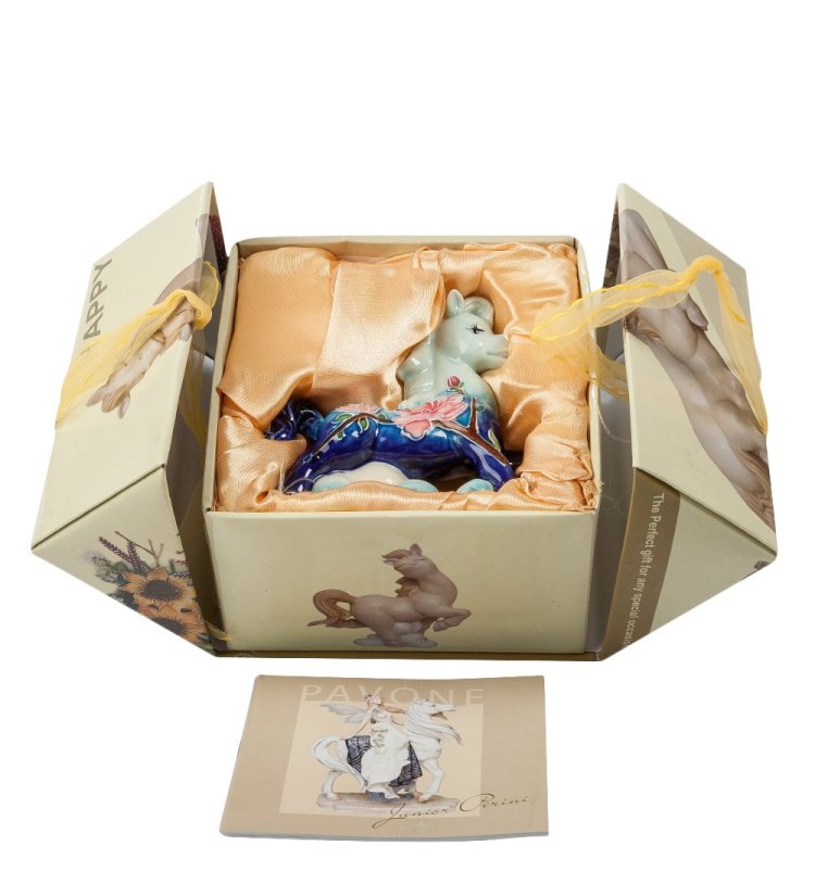 Статуэтка из фарфора Синяя Лошадка с веточкой сакуры Pavone JP-61/67, упаковочный вид