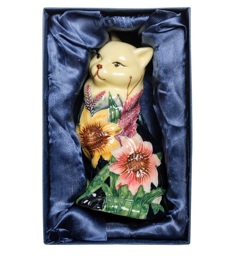 Статуэтка из фарфора Кошечка с цветами и травой Pavone JP-95/ 19, фотография в упаковке