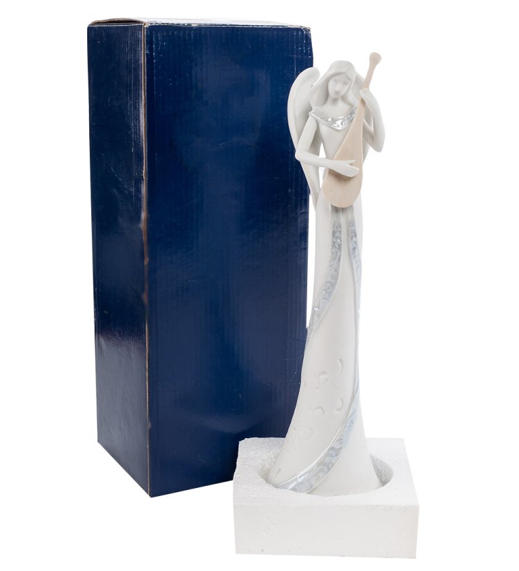 Статуэтка из бисквитного фарфора Ангел-хранитель с гитарой Pavone JP-17/ 2, фотография на фоне упаковки