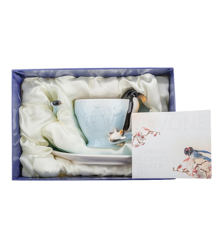 Чайная пара из фарфора с ложечкой Пингвины Pavone FM-01/29, фотография в упаковке