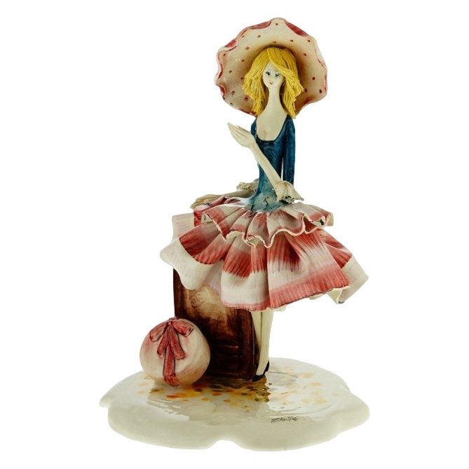 Статуэтка из фарфора Путешественница