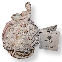 Статуэтка из фарфора Дама в пышном платье