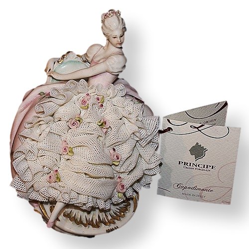 Статуэтка из фарфора Дама в пышном платье