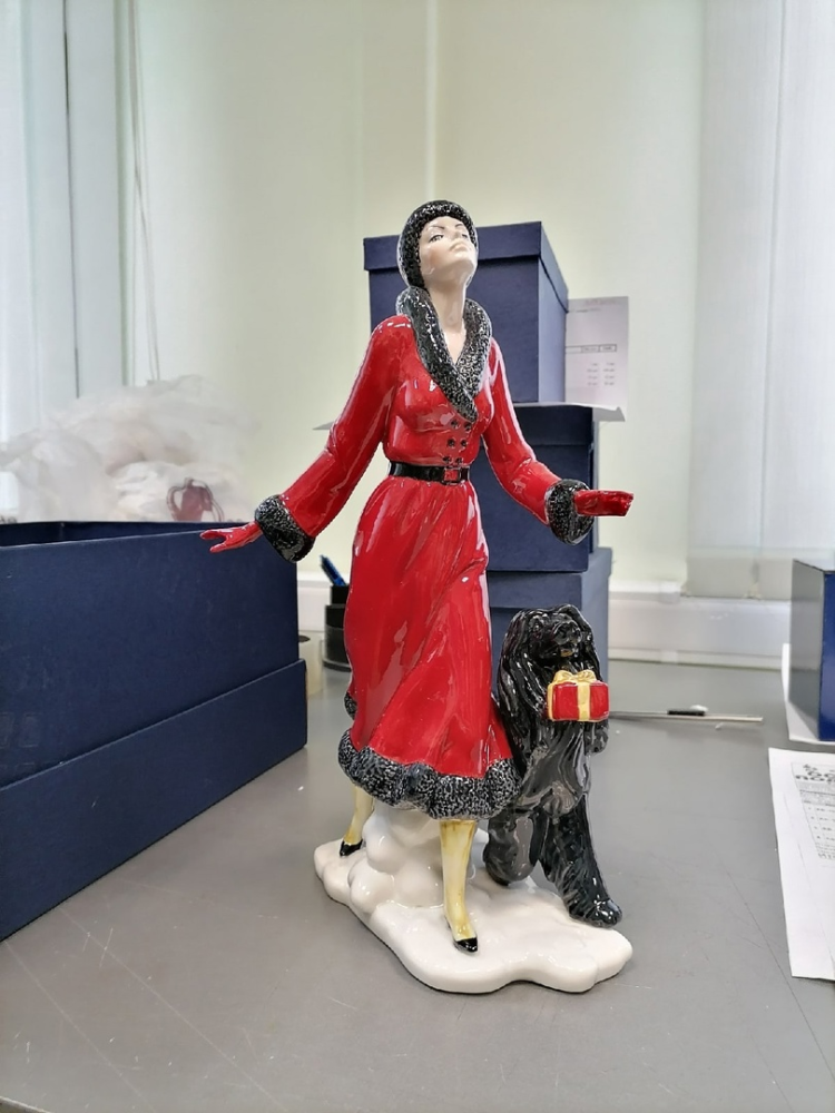 Статуэтка из фарфора Дама с собакой Pavone JP-38/ 2, фото со склада