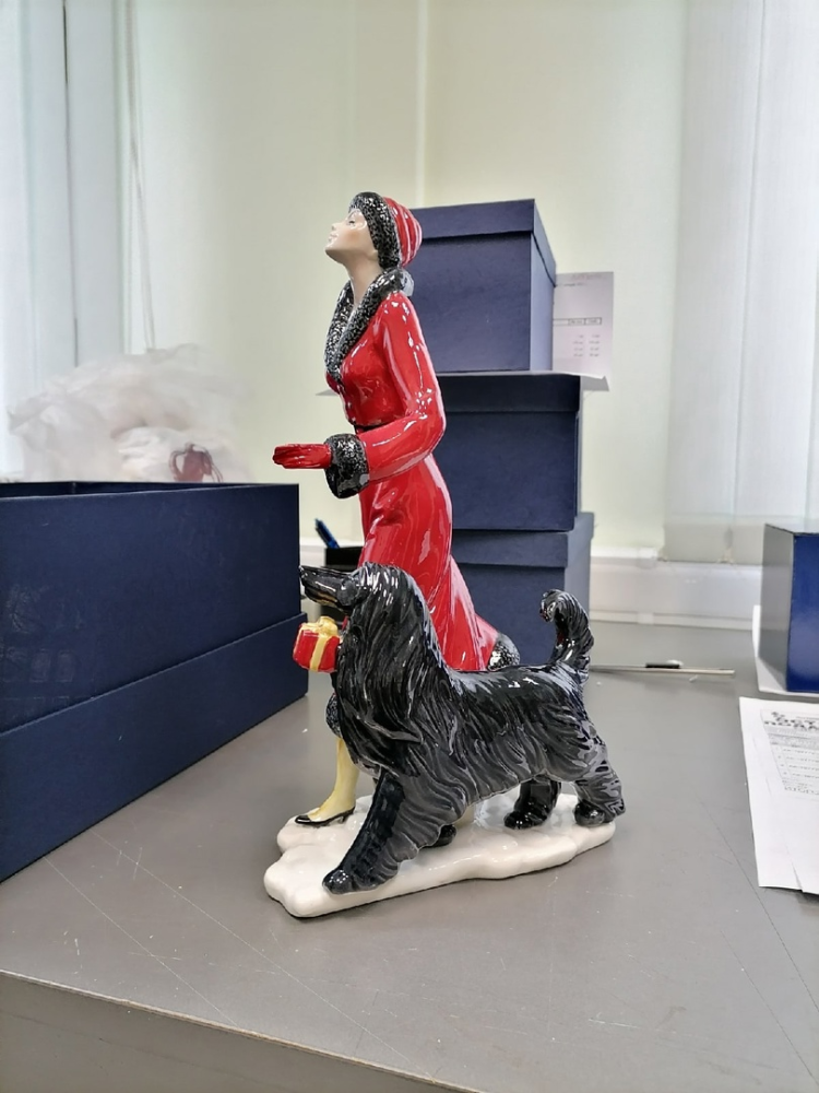 Статуэтка из фарфора Дама с собакой Pavone JP-38/ 2, фото со склада вид профиль