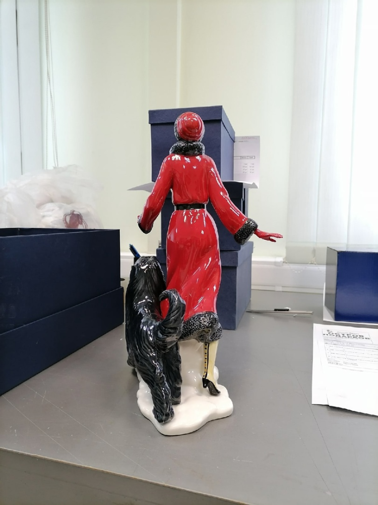 Статуэтка из фарфора Дама с собакой Pavone JP-38/ 2, фото со склада оборотная сторона