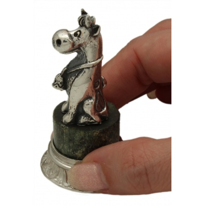 Статуэтка Призовой Бычок с посеребрением Exetera Argenti 46-486327, вид в руках