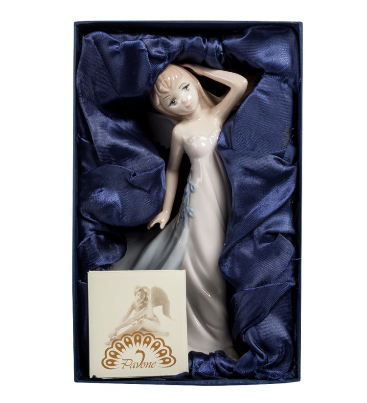 Статуэтка из фарфора Девочка Ангел с длинном платье Pavone JP-10/ 9, фотография в упаковке