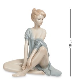 Статуэтка из фарфора Девушка в сером платье сидит на полу
