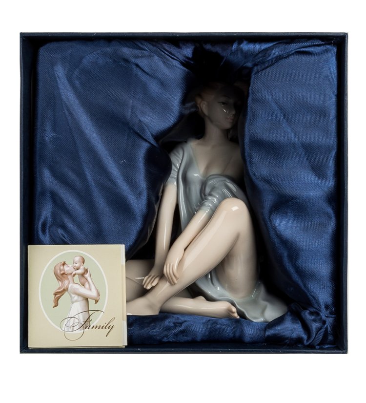 Статуэтка из фарфора Девушка в сером платье сидит на полу Pavone JP-15/ 9, фотография в упаковке