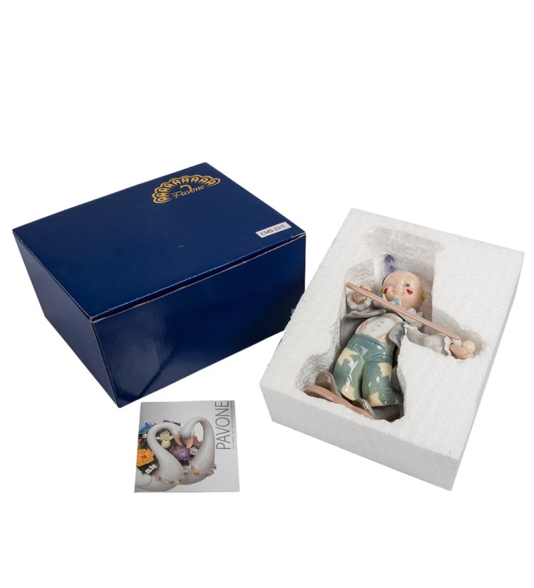 Статуэтка из фарфора Клоун фокус с палкой и шаром Pavone CMS-23/ 5, фотография в упаковке