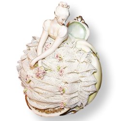 Статуэтка из фарфора Дама в платье