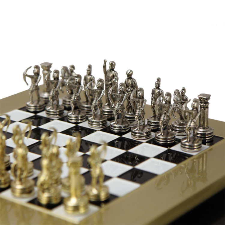 Шахматы Античные войны, Черно-белая доска Manopoulos MP-S-15-28-BLA, фотография серебряных фигур на доске
