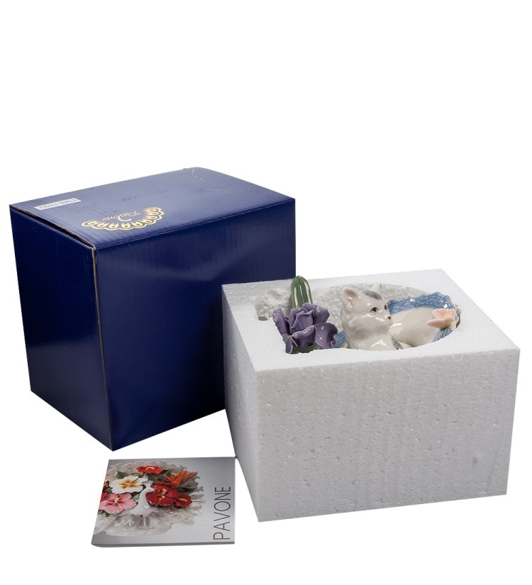 Статуэтка из фарфора Котенок в шляпке с цветами Pavone CMS-15/82, фотография в упаковке