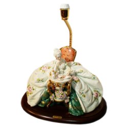 Лампа из фарфора Читающая дама