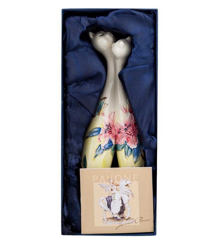 Ваза из фарфора Парочка кошек с цветами и бабочками Pavone JP-96/ 5, фотография в упаковке