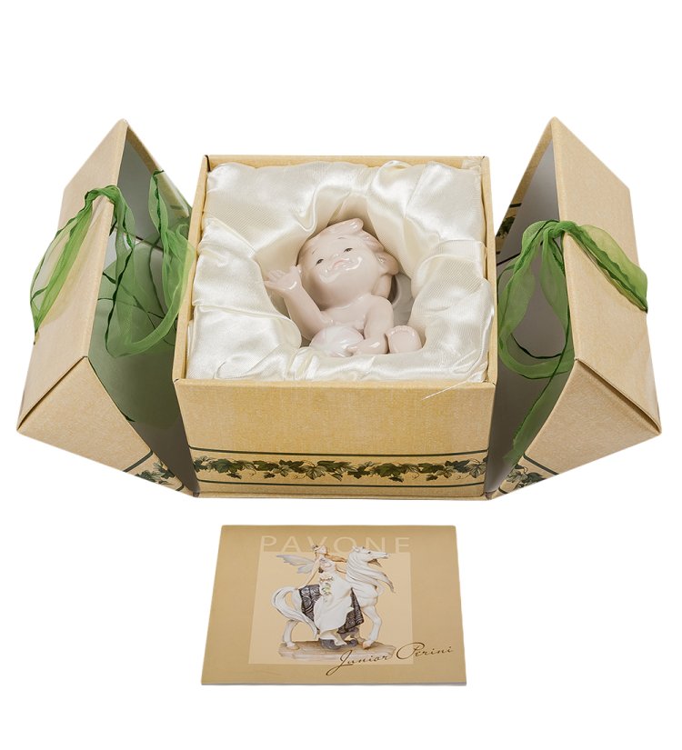 Статуэтка из фарфора Ангелочек с мячиком Pavone JP-54/ 1, фотография в упаковке