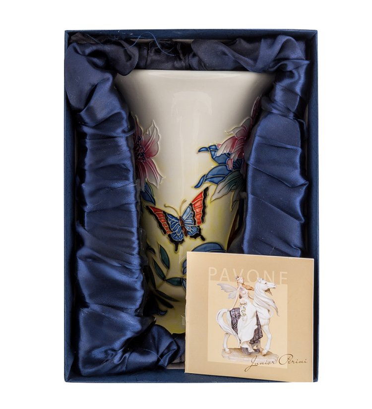 Ваза из фарфора Цветы с бабочками, широкая Pavone JP-96/10, фотография в упаковке