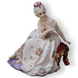Статуэтка из фарфора Дама, сидящая в кресле