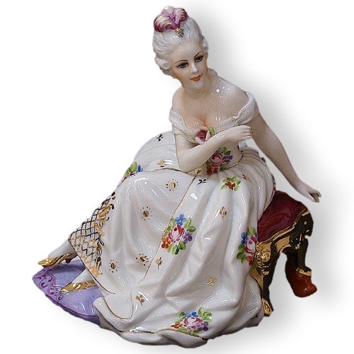 Статуэтка из фарфора Дама, сидящая в кресле