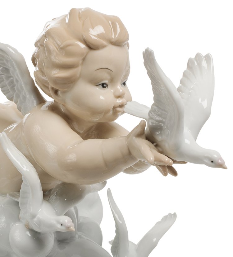 Статуэтка из фарфора Амурчик с птицами в облаках Pavone JP-21/ 7, фотография лица ангела