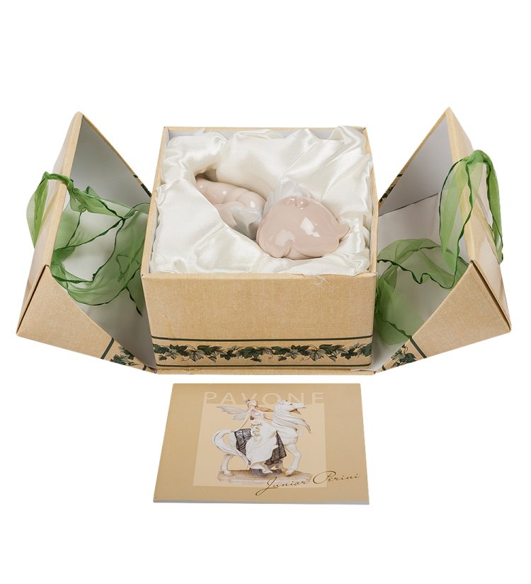 Статуэтка из фарфора Мальчик Ангелочек на животике Pavone JP-54/ 3, фотография в упаковке