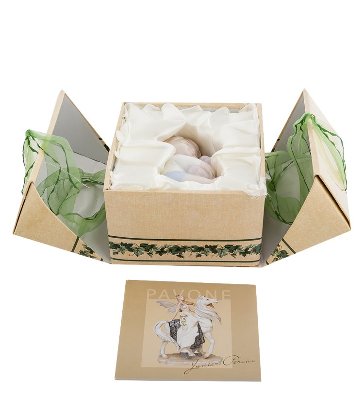 Фигурка из фарфора Мальчик с любимой игрушкой Pavone JP-36/10, фотография в упаковке