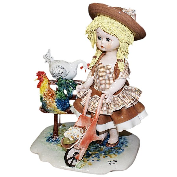 Статуэтка из фарфора Девочка в деревне