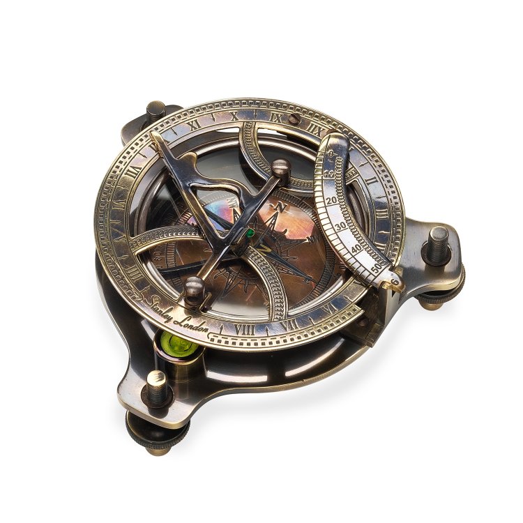 Компас с солнечными часами Stanleey London, фотография крупным планом