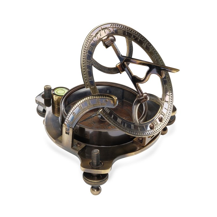 Компас с солнечными часами Stanleey London, фотография сбоку