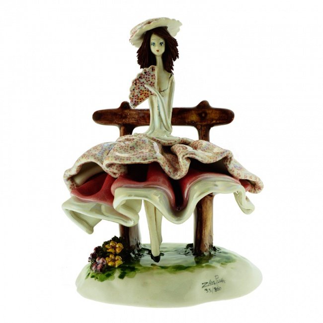 Фигурка из фарфора Леди в бордовом сидящая на скамейке