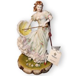 Статуэтка из фарфора Дама с зонтиком