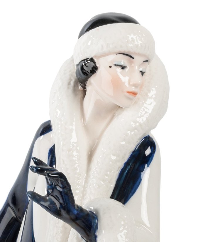 Статуэтка из фарфора Дама в шубе с собакой Pavone JP-38/14, портретный вид