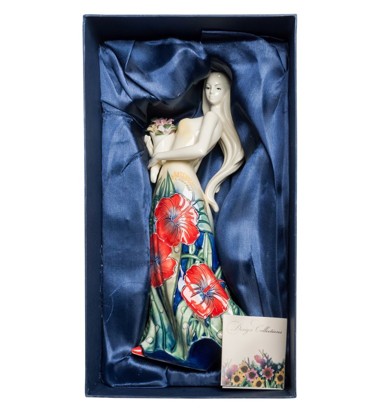 Статуэтка из фарфора Девушка с букетом цветов Pavone JP-102/ 4, фотография в упаковке