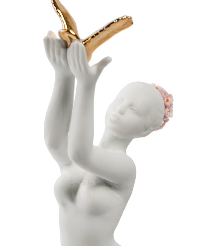 Статуэтка из бисквитного фарфора леди с золотой птичкой Pavone JP-48/ 15, фотография крупным планом