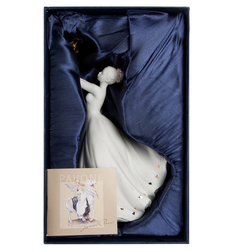 Статуэтка из бисквитного фарфора леди с золотой птичкой Pavone JP-48/ 15, фотография в упаковке