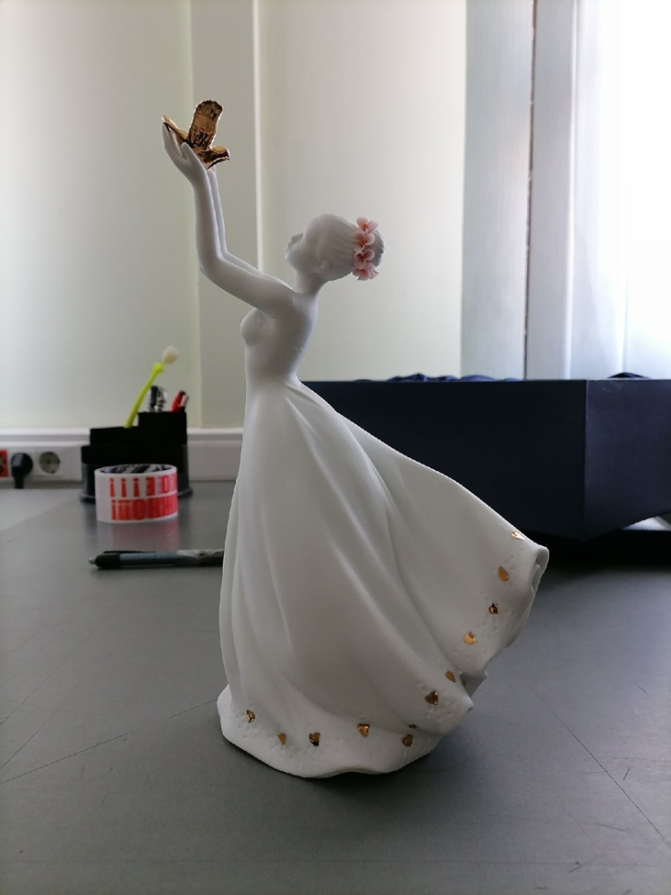 Статуэтка из бисквитного фарфора леди с золотой птичкой Pavone JP-48/ 15, фото со склада