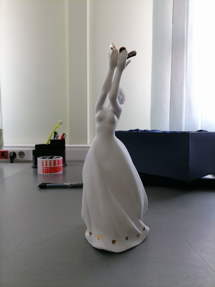 Статуэтка из бисквитного фарфора леди с золотой птичкой Pavone JP-48/ 15, фото со склада вид со стороны