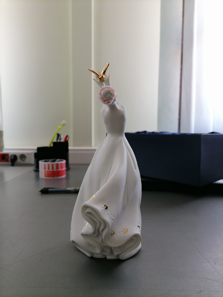 Статуэтка из бисквитного фарфора леди с золотой птичкой Pavone JP-48/ 15, фото со склада вид сзади