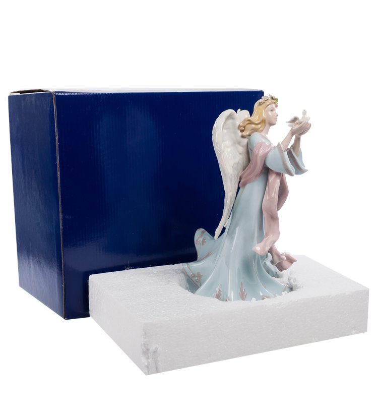 Статуэтка из фарфора Ангел с голубем в руках Pavone CMS-24/ 2, фотография в упаковке