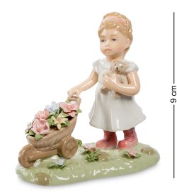 Статуэтка из керамики Девочка с корзинкой цветов