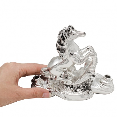 Подставка для ручек Серебряная Лошадь Exetera Argenti 46-441736, вид в руках