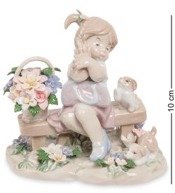 Статуэтка из фарфора Девочка с собачкой на скамейке